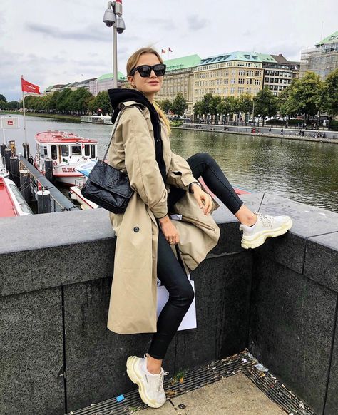 Sporty Trench Coat Outfit, Trench Coat Autumn Outfit, Trench Coat Outfits For Women, Summer Trench Coat Outfit, Womens Trench Coat Outfit, Trench Coat Outfit Summer, Burberry Trench Coat Street Style, Burberry Trench Coat Outfit, Casual Trench Coat Outfit