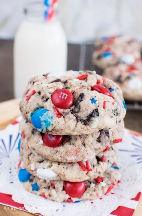 The best red, white and blue desserts for the 4th of July! Easy patriotic recipes for celebrating the Fourth of July. Independence Day treats. Fireworks Cookies, Cookies And Cream Cookies, Cream Filled Cookies, 4th July Food, Patriotic Treats, 31 Daily, Patriotic Cookies, Patriotic Food, Patriotic Desserts