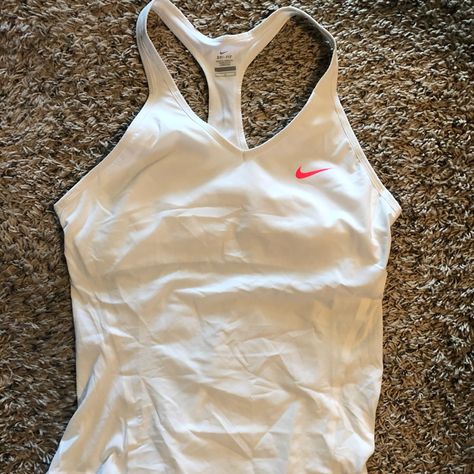 White Nike Tank With Built In Bra - Never Worn Cute Work Out Outfits, Cute Sportswear, Basketball Fits For Women, Cheer Practice Fits, Nike Running Clothes, Sport Tops Women, Track Clothes, Track Fits, Nike Tops Women