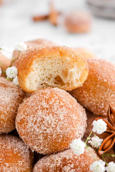 Apple Cider Donut Holes Recipe, Apple Cider Donut Holes, Apple Cider Doughnut, Hot Apple Cider Recipe, Fun Fall Desserts, Apple Cider Donuts Recipe, Apple Cider Donuts Baked, Yeast Donuts, Bakers Table