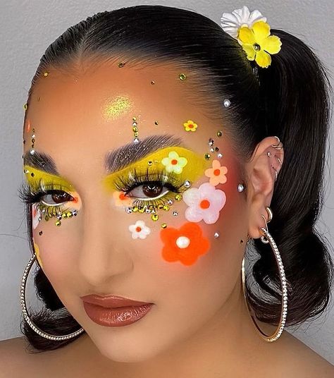 Fruits Cosmetics on Instagram: “Our #fruitsbabe🍎 @lexilalamakeup nailed this look with our almond base and Apple fusion palette 😘😘😘 Daisy Does It 🤍🌼💛 Feel like it’s…” Water Activated Eyeliner, Face Painting Flowers, Neon Makeup, Drops Of Water, Graphic Makeup, Creative Eye Makeup, Wet Brush, Creative Makeup Looks, Uv Reactive