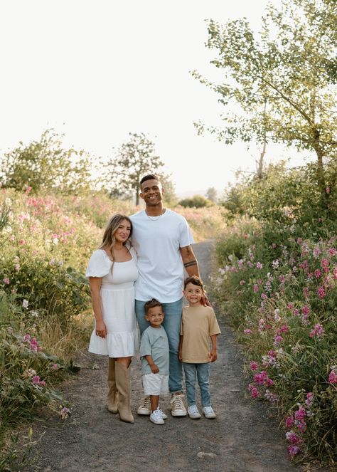 Family photos in the Wildflowers | forgettephoto.com Wild Flower Family Pictures, Foliage Photography, Family Potrait, Baby Family Pictures, Fall Family Portraits, 4 Poses, Family Flowers, Outdoor Family Photos, Family Poses