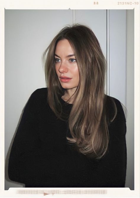 Camile Rowe Hair, Camille Rowe 2023, Tousled Mid Length Hair, Cool Light Brunette Hair Color, Long Effortless Hair, Effortless Long Hair, French Hair Long, Light Hair Dark Roots, French Brunette Hair