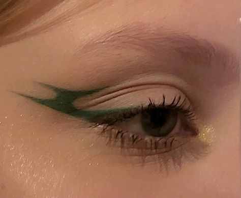 Green Eyeliner Aesthetic, Green Eyeliner Looks, Green Graphic Liner, Green Eyeliner, Graphic Eyes, Graphic Makeup, Graphic Eyeliner, Formal Makeup, Cool Makeup Looks