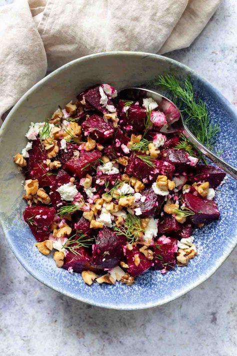 Beetroot And Feta Salad, Beetroot Recipes, Feta Salat, Salad With Feta, Simple Vinaigrette, Walnut Recipes, Beetroot Salad, Apple Salad, Feta Salad