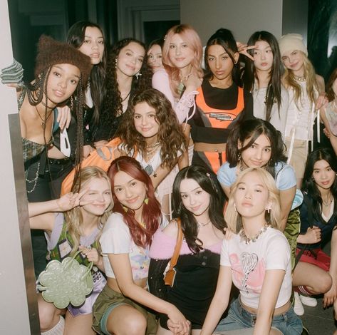 Girl group photo Pop Star Academy, Dream Academy Hybe, Music Group Aesthetic, Hybe Groups, Dream Academy, Elle Girl, Plant Styling, Girls Group, Netflix Documentaries