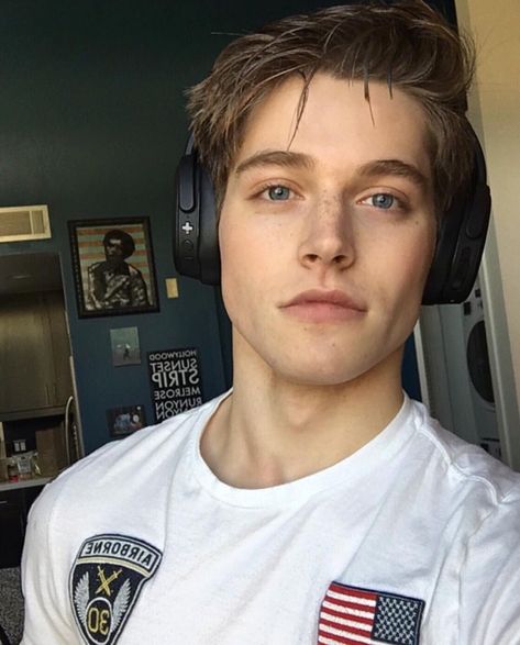 Froy Gutierrez Froy Gutierrez, Tumblr Boys, Man Crush, Male Beauty, Male Models, Pretty People, Persona, Headphones, Wattpad