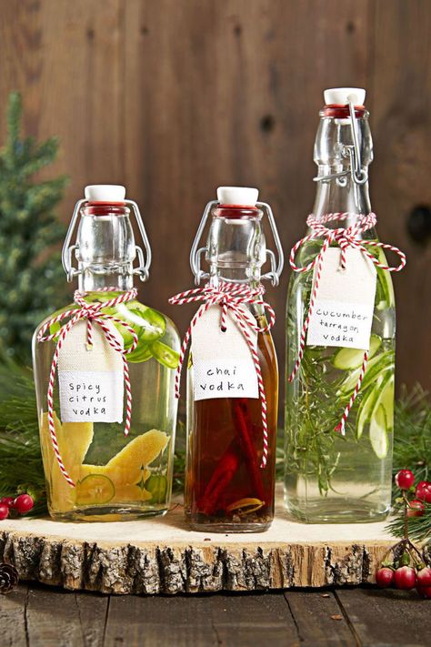 Natal, Infused Liquors, Christmas Candles Diy, Homemade Holiday Gifts, Easy Diy Christmas Gifts, Gifts To Make, Holiday Presents, Pretty Christmas, Homemade Christmas Gifts