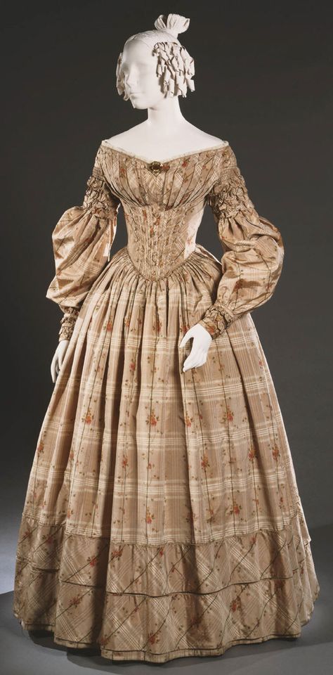 Philadelphia Museum of Art - Collections Object : Woman's Day Dress ---bias trim at hem 1830s Dress, Gaun Abad Pertengahan, 1830s Fashion, Victorian Era Fashion, Ladies Day Dresses, 1800s Fashion, Victorian Dresses, Romantic Era, Gaun Fashion