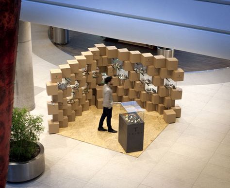 Cool Pop-up Store Made with Carton Boxes 9 Cool Pops, Exhibition Display, Retail Design Blog, Design Industrial, Shop Window Displays, Carton Box, Exhibition Stand, Pop Up Stores, Stand Design