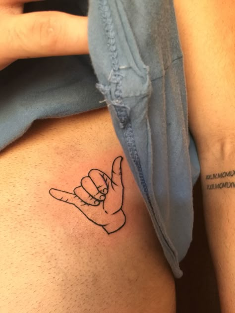 Aloha Aloha Hand Sign Tattoo, Hawaiian Shaka Tattoo, Shaka Tattoo Simple, Aloha Tattoo Ideas Hawaii, Hang Loose Tattoo, Aloha Tattoo, Shaka Tattoo, Family Tattoo, Family Tattoos