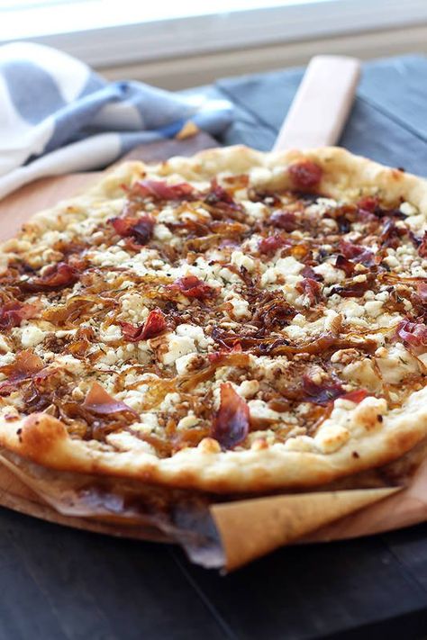 Caramelized Onion, Goat Cheese, and Prosciutto Pizza - Handle the Heat Goat Cheese And Prosciutto, Pizza Prosciutto, Caramelized Onion Pizza, Onion Pizza, Prosciutto Pizza, Goat Cheese Pizza, Naan Pizza, Handle The Heat, Goat Cheese Recipes