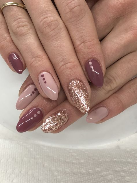 Mauve Acrylic Nails Short, Elegant Mauve Nails, Cute Mauve Nails, Mauve Nails Wedding, Simple Mauve Nails, Mauve Almond Nails Design, Rose Gold And Mauve Nails, Dark Mauve Nails Design, Mauve And Brown Nails