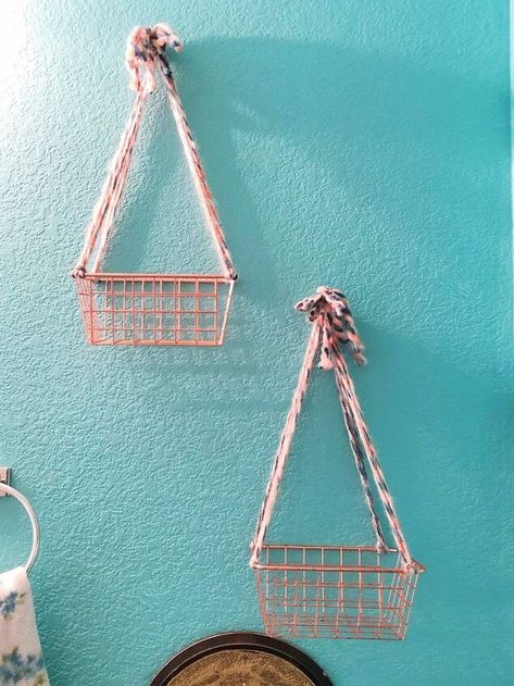 diy hanging basket Wall Hanging Baskets Organizing Ideas, Diy Hanging Baskets, Diy Wall Basket, Hanging Basket Decor, Hanging Baskets Diy, Decor Upcycle, Wall Basket Storage, Hanging Wire Basket, Bohemian Glam