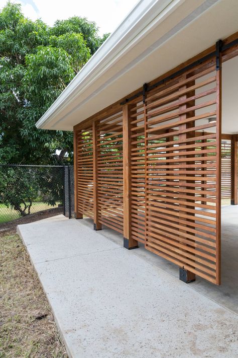 use slats on side of carport to create some screening.  could have vines if slats were on edge of driveway. Dröm Hus Planer, Carport Design, Modern Carport, Contemporary Garage, Moderne Have, Carport Garage, Carport Designs, Front Gate, Privacy Walls