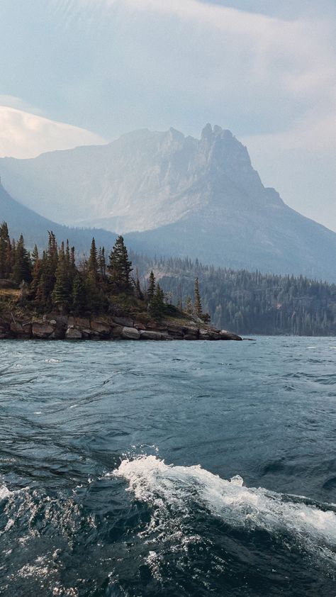 Swiftcurrent Lake Montana, Lakes And Mountains, Ocean With Mountains, Montana Mountains Aesthetic, Glacier National Park Photography, Glacier National Park Aesthetic, Mountain Lake Aesthetic, Montana Views, National Parks Aesthetic