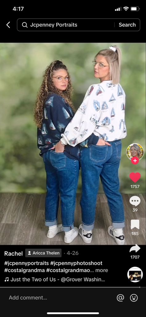 Siblings Photoshoot Outfit Ideas, Funny Christmas Portraits, Akward Christmas Pictures, 80s Couple Photos, Bff Photoshoot Poses Funny, Awkward Photos Siblings, Funny Sister Christmas Pictures, Awkward Family Photos Outfits, Awkward Jcpenney Photos