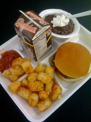 School Cafeteria Food, Lunch Tray, Burger And Chips, Cafeteria Food, Lunch Healthy, Healthy School, Food Lunch, School Cafeteria, Summer Lunch