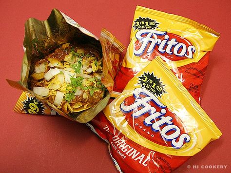 Frito Chili Pie (Pepper Bellies) get a back of Fritos, add cheese, onion, sour cream, guacamole and anything else you want.  eat out of the bag - yummy! Frito Boats, Walking Snacks, Deep Fried Twinkies, Fried Twinkies, Frito Chili, Frito Chili Pie, Corn Chip, Chili Pie, Frito Pie