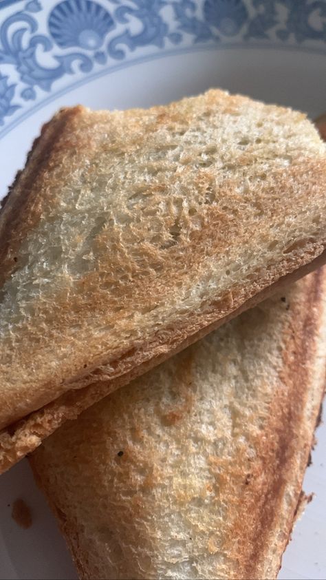 hari ini sarapan roti panggang coklat keju ^^ enak bgt👍🏻👍🏻👍🏻 Roti Panggang, Bread For Breakfast, Bread, Ethnic Recipes