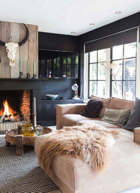 28 Gorgeous living rooms with black walls that create cozy drama Cozy Modern Farmhouse Living Room, Cozy Farmhouse Living Room, Ski Condo, Interior Design Per La Casa, Modern Farmhouse Living Room, Farmhouse Decor Living Room, Dream Living, Rustic Living Room, Cow Skull