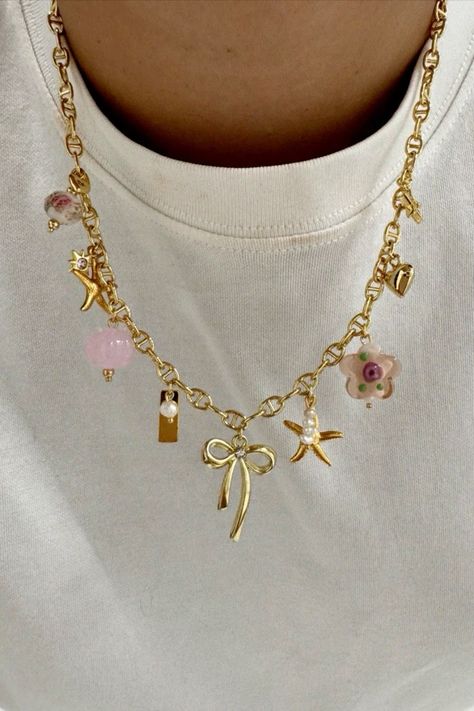 Charm Necklace Diy, Preppy Jewelry, Jewelry Accessories Ideas, Dope Jewelry, Jewelry Essentials, Flower Pendant Necklace, Jewelry Lookbook, Stacked Jewelry, Girly Jewelry