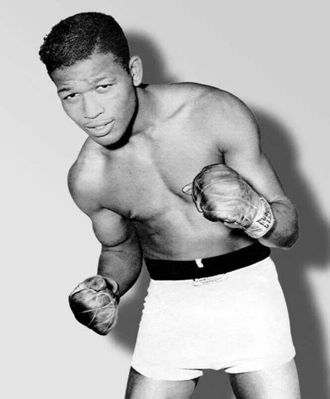 Sugar Ray Robinson, Boxer Aesthetic, Boxing Legends, Buffalo Soldiers, Sporting Legends, Boxing Images, Toddler Boy Room, Boxing History, Professional Boxer