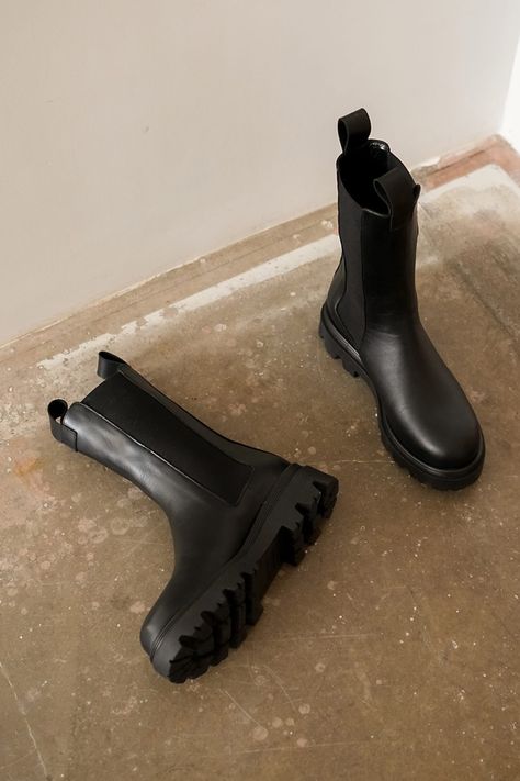 Chunky Boots Outfit, Chunky Black Boots, Chelsea Boots Outfit, Chunky Chelsea Boots, Elegant Boots, Fashion Aesthetics, Ballerina Shoes, High Standards, Chunky Boots