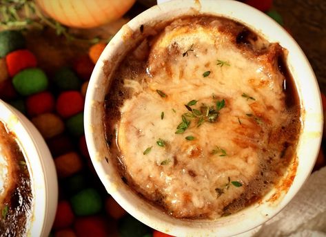 Soup Paleo, French Onion Soup Bowls, Sweet Onions, Whole30 Keto, French Baguette, Gruyere Cheese, French Onion Soup, French Bread, French Onion