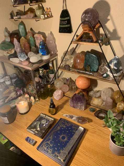 Witchy Core Room, Crystal Display Ideas Bedroom Aesthetic, Crystal House Aesthetic, Crystal Alter Aesthetic, Crystal Alter Ideas, Crystals Room Decor, Altar Set Up, Fairy Alter, Crystal Table Display