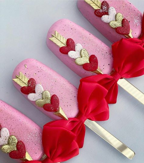 Smash Chocolate, Fancy Cake Pops, Valentines Baskets, Cakesicles Ideas, Pink Heart Cake, Heart Cake Decoration, Heart Cake Pops, Popsicles Cake, Lolly Cake