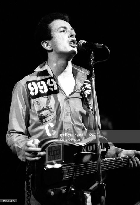 News Photo : Singer Joe Strummer performing with English punk... Topper Headon, The Future Is Unwritten, Paul Simonon, Mick Jones, British Punk, Theatre London, Joe Strummer, Pj Harvey, Punk Rock Bands