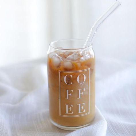 Glass Jar Coffee Cup, Iced Coffee Glass Aesthetic, Iced Coffee Glass Design, Iced Coffee Product Photography, Tumbler Photos Photography, Glass Mug Design, Glass Iced Coffee Cup Designs, Starbucks Design Cups Ideas, Coffee Astethic