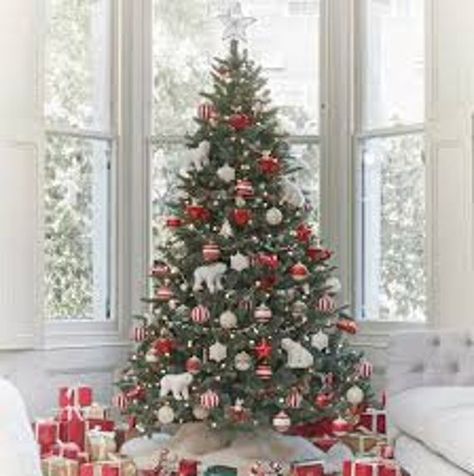 Christmas Tree Inspo, Red And Gold Christmas Tree, Christmas Tree Decorating Themes, Traditional Christmas Decorations, Gold Christmas Decorations, Traditional Christmas Tree, Christmas Tree Inspiration, Gold Christmas Tree, Gorgeous Christmas