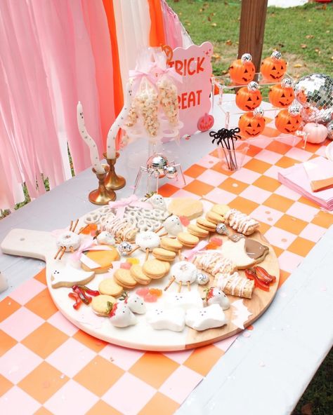 Spooky sweets 🍬 No tricks at this table, just a whole bunch of sugary treats 🎃 The star of the show (besides the delicious cake + cookies) were the mini Jack-o-lanterns that perfectly fit a few of the bite size candy pieces. The kids could fill them up without over doing it #parentingwin Girly Halloween party, DIY glitter pumpkins, kids Halloween party, two spooky, one spooky girl, 2 boo tofil, our little boo is turning two, Halloween cake, Halloween party food Pink Ghost Party Ideas, Girly Halloween Party Decorations, Halloween Birthday Party Ideas, Pumpkin Spray Paint, Disco Ghost, Girly Ghost, Two Spooky, Halloween Party Food, Spooky One