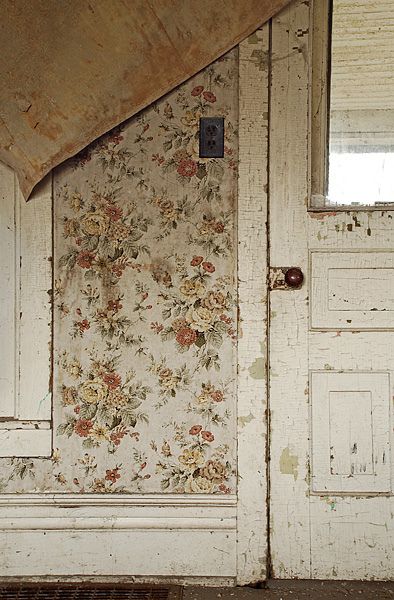 French Wallpaper, Wallpaper Interior, Attic Remodel, Old Door, Old Farmhouse, Painting Wallpaper, Old Wallpaper, Vintage Wallpaper, Vintage Love