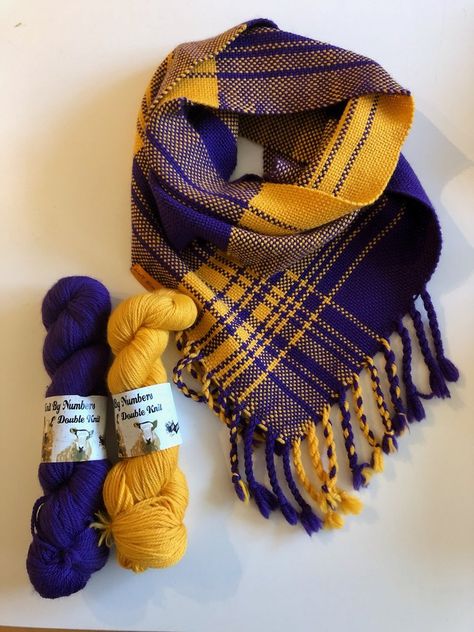 Cricket Loom, Rigid Heddle Weaving Projects, Weaving Patterns Loom, Walking Along The Beach, Rigid Heddle Weaving Patterns, Weaving Scarfs, Weaving Patterns Design, Beach Wearing, Wearing A Scarf