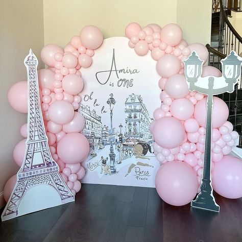 Paris Party Decorations Ideas, Paris Themed Dresses, Paris Bday Party Ideas, Parisian Themed Party Decor, An Evening In Paris Theme Party, Parisian Theme Party, Diy Paris Decor, Paris Themed 1st Birthday Party, Paris Party Decor