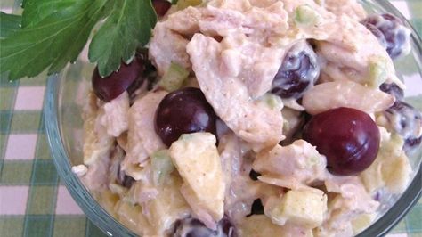 Cooked turkey meat turns this versatile and fresh Waldorf salad into a great lunch or light meal. Serve salad on top of salad greens or in a pita shell. Turkey Salad Sandwich, Turkey Salad Recipe, Tastee Recipe, Waldorf Salad Recipe, Vegan Quinoa Salad, Turkey Salad, Waldorf Salad, Salad Salad, Roasted Walnuts