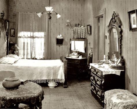 So helpful to see! Nice simply lace curtains with shades behind them, and a simple chenille or matelasse coverlet. Lovely!  Shorpy Historical Photo Archive :: Bedroom 1920s Texas Homestead, 1920s Bedroom, 1920s Home Decor, 1920s Decor, Design Ložnic, 1920s House, Victorian Interiors, Bedroom Furnishings, East Texas