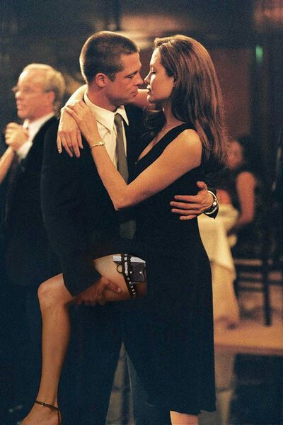 mr & ms smith Brad Pitt Angelina Jolie, Film Romance, Movie Kisses, Blake Edwards, Brad And Angelina, Mr & Mrs Smith, Brad Pitt And Angelina Jolie, Beau Film, Mr And Mrs Smith