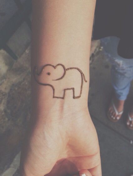 Easy elephant henna Simple Hand Henna, Elephant Henna, Bracelet Tatoo, Hanna Tattoo, Henna Ink, Henne Tattoo, Henna Flower Designs, Diy Henna, Small Henna