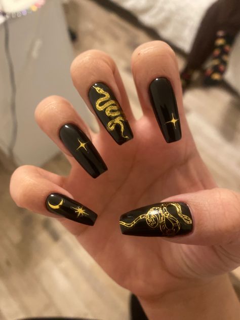 Black And Gold Egyptian Nails, Black And Gold Goth Nails, Black And Gold Nails Aesthetic, Gold Snake Nail Design, Egyptian Nail Art Design, Halloween Snake Nails, Medusa Inspired Nails, Black And Gold Snake Nails, Gold Snake Nails