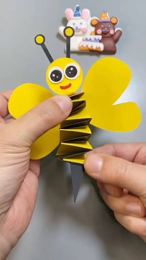 • 2nd Grade Crafts, Bee Crafts For Kids, Paper Towel Crafts, Bee Artwork, Animal Crafts For Kids, Dyi Projects, Kindergarten Crafts, Paper Flowers Craft, Diy Crafts Paper Flowers