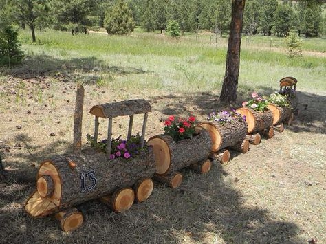 Log Train Planter with Flowers Raised Garden Beds, Wood Log Crafts, Log Planter, Jardim Diy, Diy Raised Garden, Raised Garden Beds Diy, Wooden Log, Garden Crafts, Diy Garden Decor