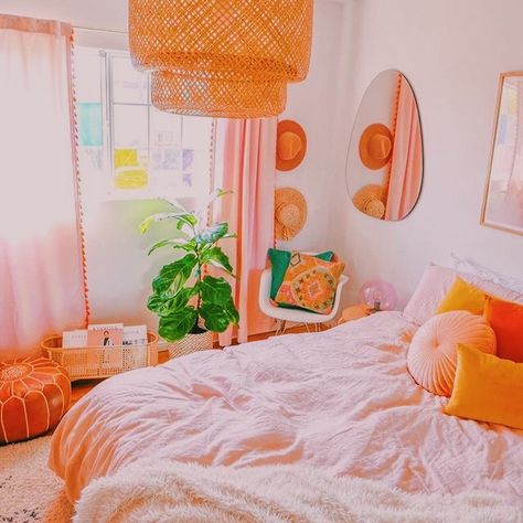 2023 Apartment, Peach Rooms, 70s Bedroom, Peach Bedroom, 70s Room, Bedroom Plan, Rent House, Pink Dorm, Girl Apartment