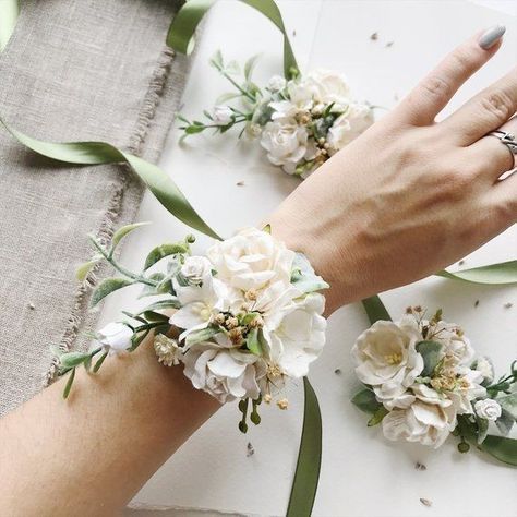 Corsage White, Wrist Corsage Wedding, Flower Wrist Corsage, Prom Corsage And Boutonniere, Bridesmaid Corsage, Wrist Corsages, Flower Crown Hairstyle, Corsage And Boutonniere, Corsage Prom