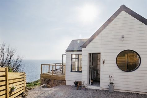 A clifftop holiday home in Porthleven, Cornwall, UK Scandi Beach House, Modern Eco House, Cottages Scotland, Eco House Design, Cottage Exteriors, Luxury Beach House, Round Window, Small House Decorating, Luxury Cottage