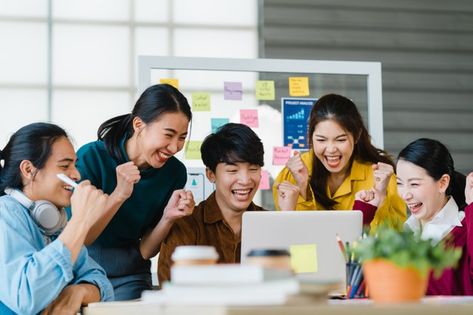 Office Worker Photography, Office Worker Aesthetic, Team Aesthetic, Woman Celebrating, People Celebrating, Team Meeting, Student Photo, People Working Together, Team Photography