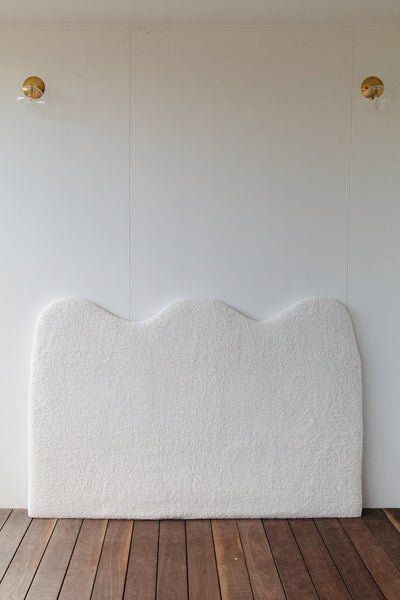 Bed Heads Ideas Diy, Diy Scallop Headboard, Daybed Headboard Diy, Scalloped Headboard Diy, Diy White Headboard, Diy Slipcover Headboard, Toddler Room Queen Bed, Diy Boucle Headboard, Diy Wavy Headboard